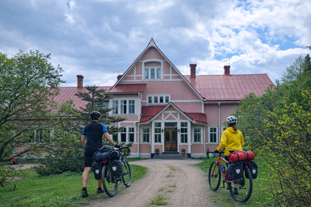 Pyöräilijät tulossa kartanoon